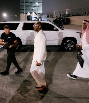 Kamaru Usman Instagram - I dared to be great and fell short. Sometimes this is the journey of life. I prey I never complain about the cards I’ve been dealt for I have been blessed beyond my wildest dreams. 

Alhamdulilah for everything. We go back to the drawing board and Insha Allah we’ll be back 🫶🏿🙏🏿👊🏿🇳🇬 #UFC294 #GREATFUL