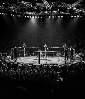 Kamaru Usman Instagram - I dared to be great and fell short. Sometimes this is the journey of life. I prey I never complain about the cards I’ve been dealt for I have been blessed beyond my wildest dreams. 

Alhamdulilah for everything. We go back to the drawing board and Insha Allah we’ll be back 🫶🏿🙏🏿👊🏿🇳🇬 #UFC294 #GREATFUL