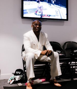 Kamaru Usman Instagram - I dared to be great and fell short. Sometimes this is the journey of life. I prey I never complain about the cards I’ve been dealt for I have been blessed beyond my wildest dreams. 

Alhamdulilah for everything. We go back to the drawing board and Insha Allah we’ll be back 🫶🏿🙏🏿👊🏿🇳🇬 #UFC294 #GREATFUL