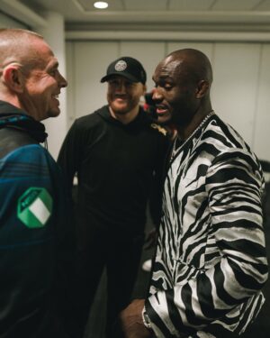 Kamaru Usman Instagram - I am more than blessed & grateful to be covered with such an abundance of love 🫶🏿🙏🏿

A big thank you to my family,friends, team and fans for always getting on this rollercoaster with me. 

Until the next one…👊🏿🫶🏿