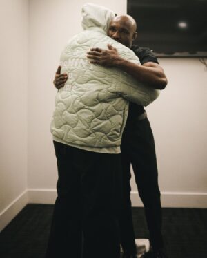 Kamaru Usman Instagram - I am more than blessed & grateful to be covered with such an abundance of love 🫶🏿🙏🏿

A big thank you to my family,friends, team and fans for always getting on this rollercoaster with me. 

Until the next one…👊🏿🫶🏿