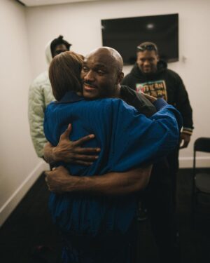 Kamaru Usman Instagram - I am more than blessed & grateful to be covered with such an abundance of love 🫶🏿🙏🏿

A big thank you to my family,friends, team and fans for always getting on this rollercoaster with me. 

Until the next one…👊🏿🫶🏿