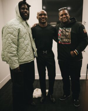 Kamaru Usman Instagram - I am more than blessed & grateful to be covered with such an abundance of love 🫶🏿🙏🏿

A big thank you to my family,friends, team and fans for always getting on this rollercoaster with me. 

Until the next one…👊🏿🫶🏿
