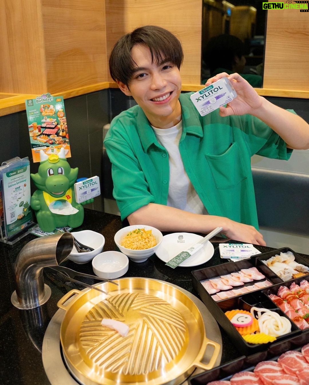 Kanaphan Puitrakul Instagram - มีกิจกรรมดีๆ มาบอกค้าบ🥰 .. ตอนนี้คลอเร็ทและ Bar B Q Plaza ได้ร่วมมือกันในแคมเปญ ตบท้ายมื้ออร่อยด้วยความสดชื่น กับ คลอเร็ท ไซลิทอล หมากฝรั่งชูการ์ ฟรี ไม่มีน้ำตาล ไม่ทำให้ฟันผุ🦷✨ แจกหมากฝรั่งขนาดทดลองฟรีผ่านหน้าร้าน Bar B Q Plaza ทุกสาขาเป็นระยะเวลา 3 เดือน! พิเศษ ถ้าสแกน QR code ที่แบนเนอร์หน้าร้าน 500 คนแรกเพื่อตอบแบบสอบถามหลังชิม รับฟรีบัตรกำนัล Bar B Q Plaza มูลค่า 100 บาทไปเลย ตั้งแต่ 15 มิถุนายน เป็นต้นไป ไปร่วมอร่อยและสดชื่นกันเยอะๆนะ👏🏻 #CloretsXBarBQPlaza #CloretsSugarFreeGum #สดชื่นทุกเวลา #CloretsXylitol #BarBQPlaza