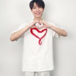 Kanaphan Puitrakul Instagram - 🫶🏼อยากชวนทุกคนมาร่วมกันส่งกำลังใจและทำบุญช่วยเหลือผู้ป่วยยากไร้โรงพยาบาลรามาธิบดี ด้วยการอุดหนุน #เสื้อยืดสุขใจ เสื้อลายหัวใจอินฟินิตี้ที่มอบความสุขให้กับผู้ที่สวมใส่และผู้ป่วย สุขทุกวัยใส่ได้ทุกวัน 💜ราคาตัวละ 199 บาท รายได้ทั้งหมดนำสมทบทุนมูลนิธิรามาธิบดีฯ 📲สั่งซื้อทางออนไลน์ ได้ที่ www.ramafoundation.or.th LINE @ramafoundation 📞 0-2201-2222 #คำว่าให้ไม่สิ้นสุด