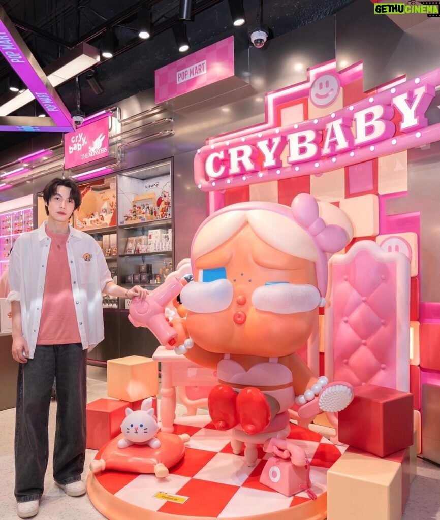 Kanaphan Puitrakul Instagram - เริ่มแล้ววันนี้! Pop Mart สาขาใหม่ Cry Baby ที่เดียวในโลก! อาณาจักร Crybaby สุดอลังการงานสร้างอย่างที่ไม่เคยมีมาก่อน! พบกับ Exclusive Crybaby Collection มากที่สุดเป็นประวัติการณ์! ไม่ว่าจะเป็น Crybaby Dressing Room Pink Figurine, Crybaby Russian Doll Figurine, Crybaby Sad Club Collection และ Crybaby Encounter Collection มาครบทั้ง Figurine, Blind Box และ Accessories สุดแรร์ ที่ทุกคนถามหา 💕 📍สาขา Central Ladprao ชั้น 2 📆 เริ่ม 9 ก.พ 67 เป็นต้นไป #popmartthailand #popmartth #crybaby #เซ็นทรัลลาดพร้าว #CentralLadprao