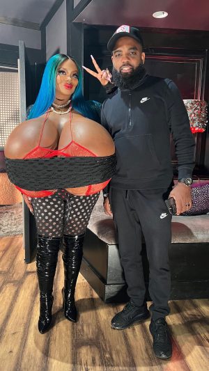 Kandi Burruss Instagram - Sometimes when I’m writing songs an alter ego pops out! 🤣🤣🤣

@amrhankybeat & @jayomuziq
Director + Editor: @mrdblanks 
Camera Op: @j.paschalphoto
Makeup: @taetv 
Hair @sewjodie 
Wardrobe Stylist: @ryanisstyle 
Production Assistants: 
@rlx_4k @jeffery.jpeg 
Nails: @imnails 

#Comedy
#alterego