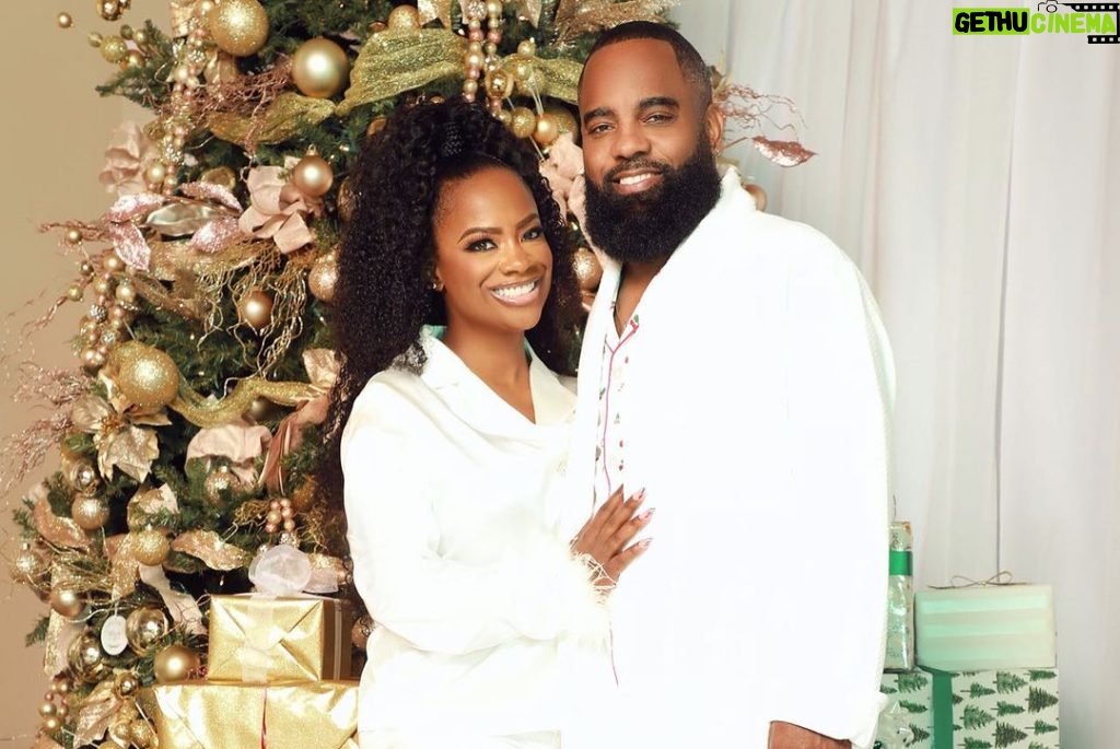 Kandi Burruss Tucker Instagram - Merry Christmas everyone! From our family to yours. I pray that you have an awesome. Christmas!🎄🎁🎊🎉