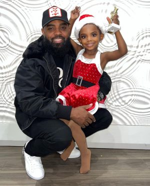 Kandi Burruss Instagram - The family had to come out & support @blazetucker on her first dance recital!!!! We got an extra treat because @princessshya performed too! They did such a great job! All the dancers at @dancemakersatlanta were amazing. Awesome job! 👏🏾👏🏾👏🏾🎄🎉❤️

Sidebar… thank you @bravoandy for my sweater! ❤️😘
