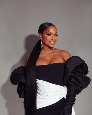 Kandi Burruss Instagram - Showed up & Showed out! @variety #40MostPowerfulWomeninRealityTV

Styled by @therealnoigjeremy 
MUA @laetitiabeyina 
Hair @alexander_armand 
Shot by: @tyrenredd
Dress: @chiarabonilapetiterobe
Gloves: @erdem 
Shoes: @giuseppezanotti