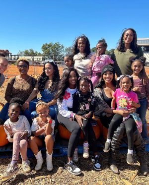 Kandi Burruss Instagram - It’s that time of year where a trip to the #PumpkinPatch is a must!