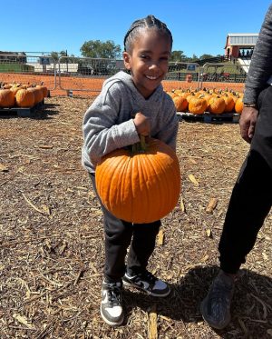 Kandi Burruss Instagram - It’s that time of year where a trip to the #PumpkinPatch is a must!
