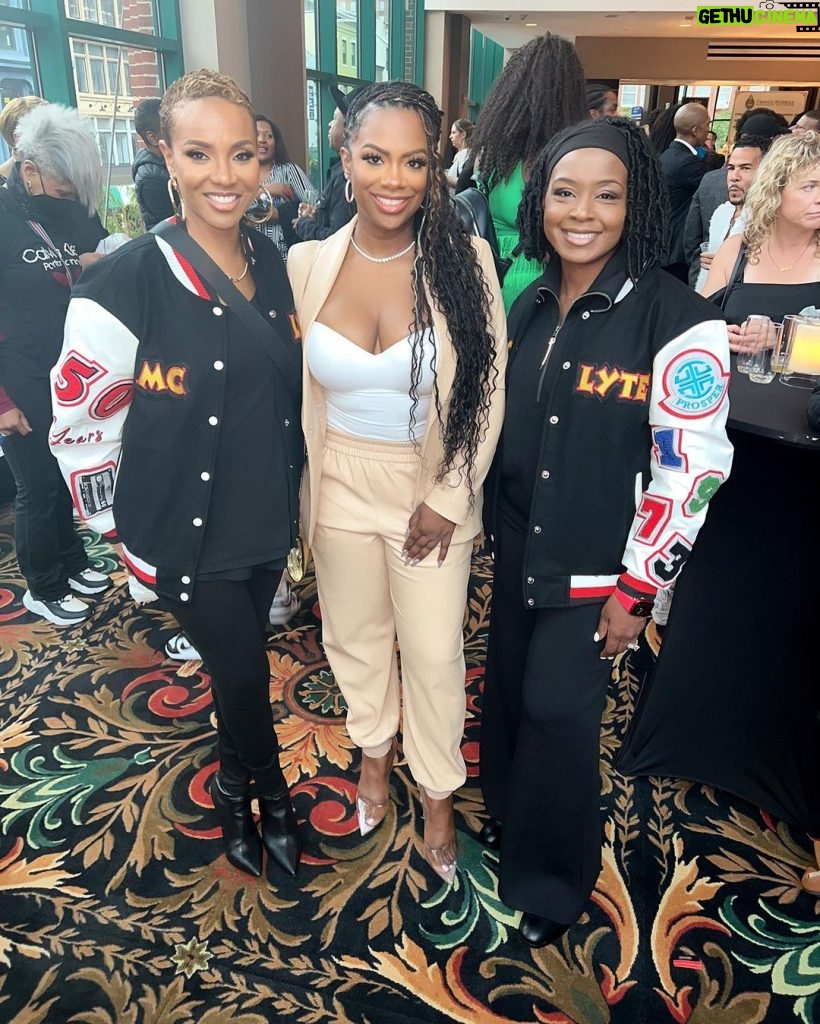 Kandi Burruss Tucker Instagram - Last night was a great night! Thank you to everyone that came to support & sold out the venue here In Baltimore again for a second time! @thewizbway is absolutely amazing!!!! Everybody in the family will love it! Get your tickets before it’s too late.
