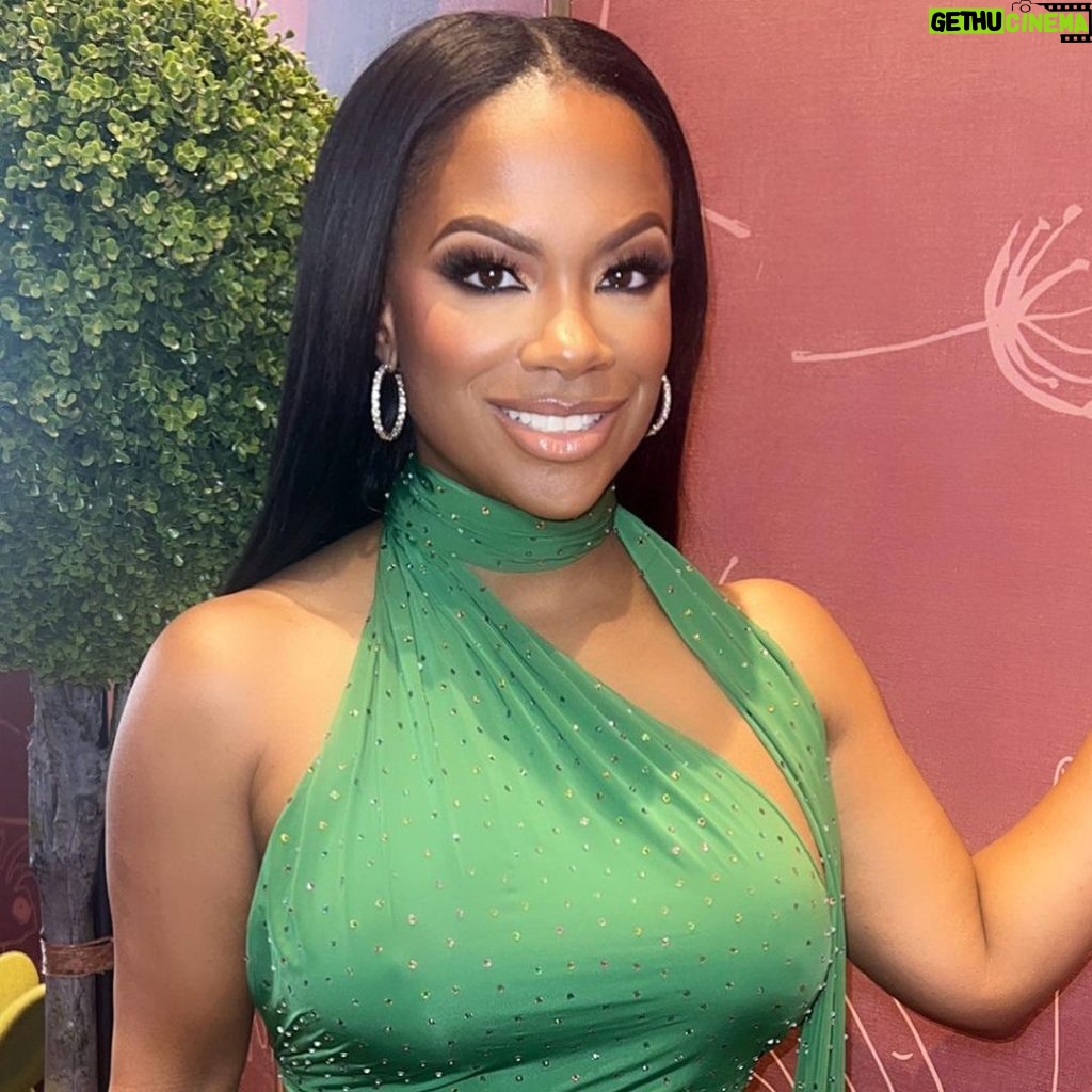 Kandi Burruss Tucker Instagram - You’ve got to be seen in green! According to #TheWiz! 💚✅ Styled by @therealnoigjeremy Hair @theglamfather MUA @georgemiguelarnone
