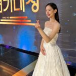 Kang Han-na Instagram - KBS 연기대상 우수상 그리고 베스트커플상 모두 진심으로 감사드립니다. 앞으로 계속해서 좋은 연기 보여드리는 배우가 될 수 있도록 열심히 노력하겠습니다! 여러분 새해 복 많이 받으세요🐰✨