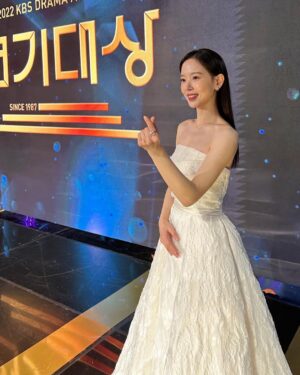 Kang Han-na Instagram - KBS 연기대상 우수상 그리고 베스트커플상 모두 진심으로 감사드립니다. 앞으로 계속해서 좋은 연기 보여드리는 배우가 될 수 있도록 열심히 노력하겠습니다! 여러분 새해 복 많이 받으세요🐰✨