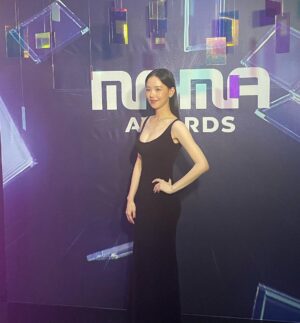 Kang Han-na Instagram - 아티스트 분들 모두 축하드립니다🌹
초대해주셔서 감사해요 :)

#2022MAMAAWARDS