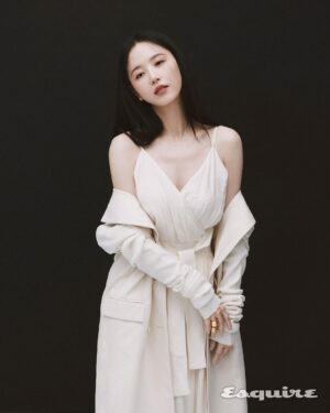 Kang Han-na Instagram - @esquire.korea 🌹🖤