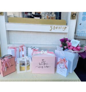Kang Han-na Instagram - 포근이들이 촬영장으로 보내준 생일 커피차🥳🎂 매번 이렇게 축하해주고 함께 해줘서 정말 고마워요♥️♥️♥️
사랑스러운 우리 포근이들 생각하며 앞으로도 호랑이 기운으로 열심히 촬영할게유정!!🐯

#포근단심
#감동한나
#어쩜이렇게하나하나다예쁠수가있지
#행복해유정