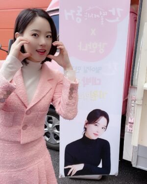Kang Han-na Instagram - 700년지기 친구 포근이들이 보내준 감동의 커피 간식차 먹고 힘내서 촬영혜선!!💗💗💗
너무x777 고마워 포근이들 사랑해애앳🥰

#감동이야흑 #피로싹다풀렸혜선
#이세상모든맛난간식들이다있자나
#크로플세입만에다먹었오