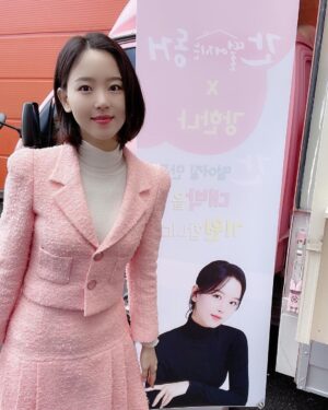 Kang Han-na Instagram - 700년지기 친구 포근이들이 보내준 감동의 커피 간식차 먹고 힘내서 촬영혜선!!💗💗💗
너무x777 고마워 포근이들 사랑해애앳🥰

#감동이야흑 #피로싹다풀렸혜선
#이세상모든맛난간식들이다있자나
#크로플세입만에다먹었오