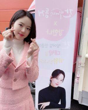 Kang Han-na Instagram - 700년지기 친구 포근이들이 보내준 감동의 커피 간식차 먹고 힘내서 촬영혜선!!💗💗💗
너무x777 고마워 포근이들 사랑해애앳🥰

#감동이야흑 #피로싹다풀렸혜선
#이세상모든맛난간식들이다있자나
#크로플세입만에다먹었오