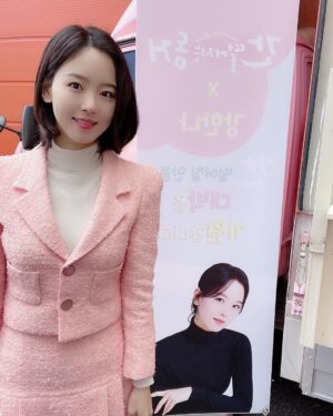 Kang Han-na Instagram - 700년지기 친구 포근이들이 보내준 감동의 커피 간식차 먹고 힘내서 촬영혜선!!💗💗💗
너무x777 고마워 포근이들 사랑해애앳🥰

#감동이야흑 #피로싹다풀렸혜선
#이세상모든맛난간식들이다있자나
#크로플세입만에다먹었오