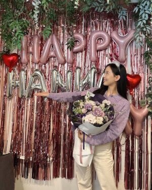 Kang Han-na Instagram - 포근이들과 함께 한 너무나도 신나고 행복했던 예쁜 생일카페🥳💜🎉

#포근이들센스매번감탄감동
#생일카페처음인데원래이렇게재밌어요?!
#세젤귀포근이들과 #0130함께🫶🏻