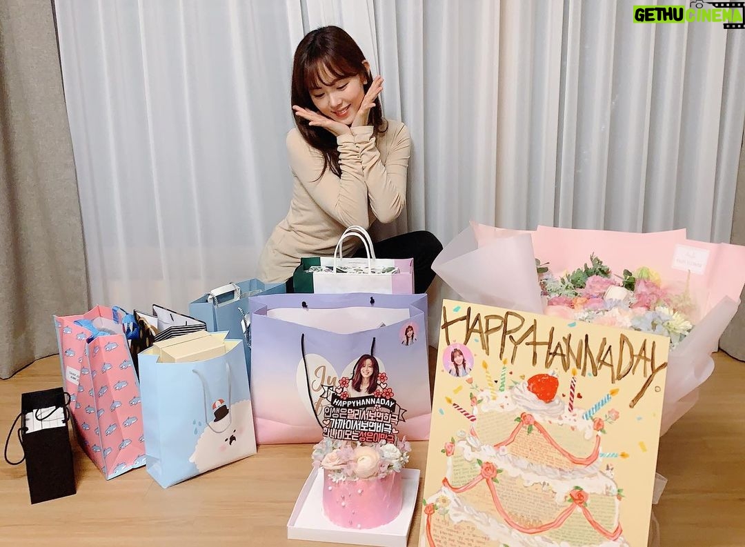 Kang Han-na Instagram - 나 이런 생일은 처음이었어요 못 잊을거야🥳 우리 ‘포근이’들 너무 너무 고마워요♥️♥️♥️ #HHD