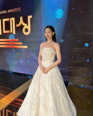 Kang Han-na Instagram - KBS 연기대상 우수상 그리고 베스트커플상 모두 진심으로 감사드립니다. 앞으로 계속해서 좋은 연기 보여드리는 배우가 될 수 있도록 열심히 노력하겠습니다! 여러분 새해 복 많이 받으세요🐰✨