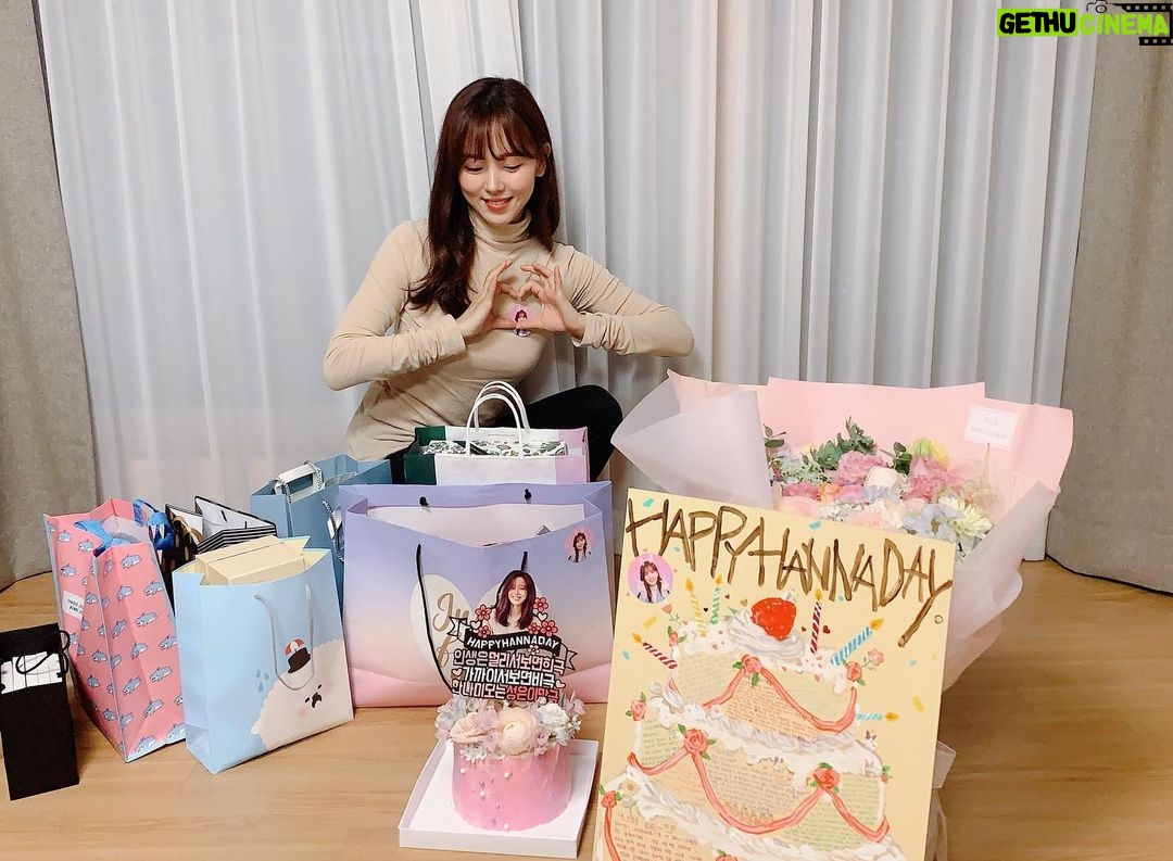 Kang Han-na Instagram - 나 이런 생일은 처음이었어요 못 잊을거야🥳 우리 ‘포근이’들 너무 너무 고마워요♥️♥️♥️ #HHD