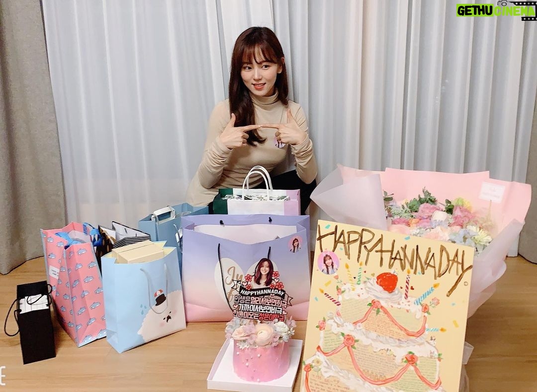 Kang Han-na Instagram - 나 이런 생일은 처음이었어요 못 잊을거야🥳 우리 ‘포근이’들 너무 너무 고마워요♥️♥️♥️ #HHD