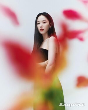 Kang Han-na Instagram - @esquire.korea 🌹🖤
