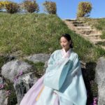 Kang Han-na Instagram - 오늘 하늘이 참 맑다🌞 #붉은단심 하는 날이라 그런가🤍