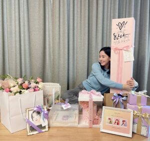Kang Han-na Instagram - 데뷔날짜가 언제인지도 모르고 지냈는데.. 벌써 8주년이라니!! 저의 데뷔 8주년을 기념해주고 축하해준 포근이들 정말 고마워요🎂🥳좋은 작품들로 이 마음과 응원에 보답하는 한나가 될게요오🌸🌸🌸

#포근이들 #포근해
#사랑사랑사랑♥️