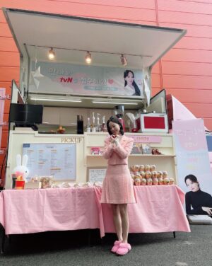Kang Han-na Instagram - 700년지기 친구 포근이들이 보내준 감동의 커피 간식차 먹고 힘내서 촬영혜선!!💗💗💗
너무x777 고마워 포근이들 사랑해애앳🥰

#감동이야흑 #피로싹다풀렸혜선
#이세상모든맛난간식들이다있자나
#크로플세입만에다먹었오