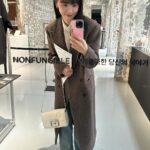Kang Han-na Instagram - 나에게 모든 질문들을 대입해보며 함께 고민해본 시간 이 멋진 전시를 기획하고 만들어 열어낸, 언제나 멋진 덕환오빠🎬