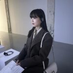 Kang Han-na Instagram - 나에게 모든 질문들을 대입해보며 함께 고민해본 시간 이 멋진 전시를 기획하고 만들어 열어낸, 언제나 멋진 덕환오빠🎬