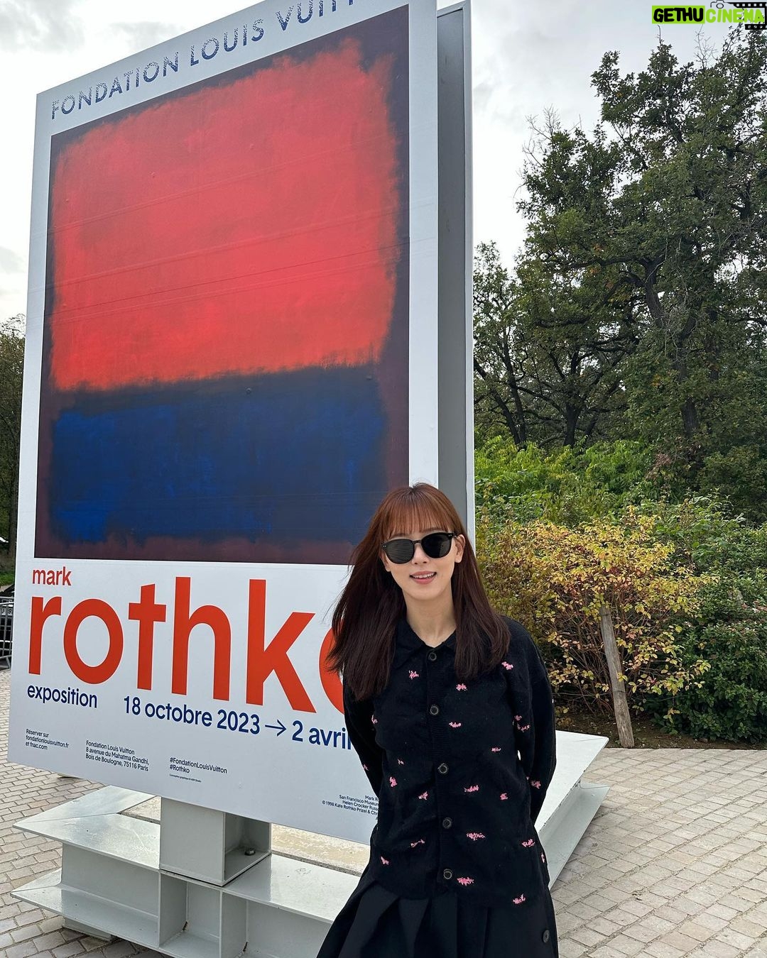 Kang Han-na Instagram - Mark rothko🖤 Louis Vuitton Foundation