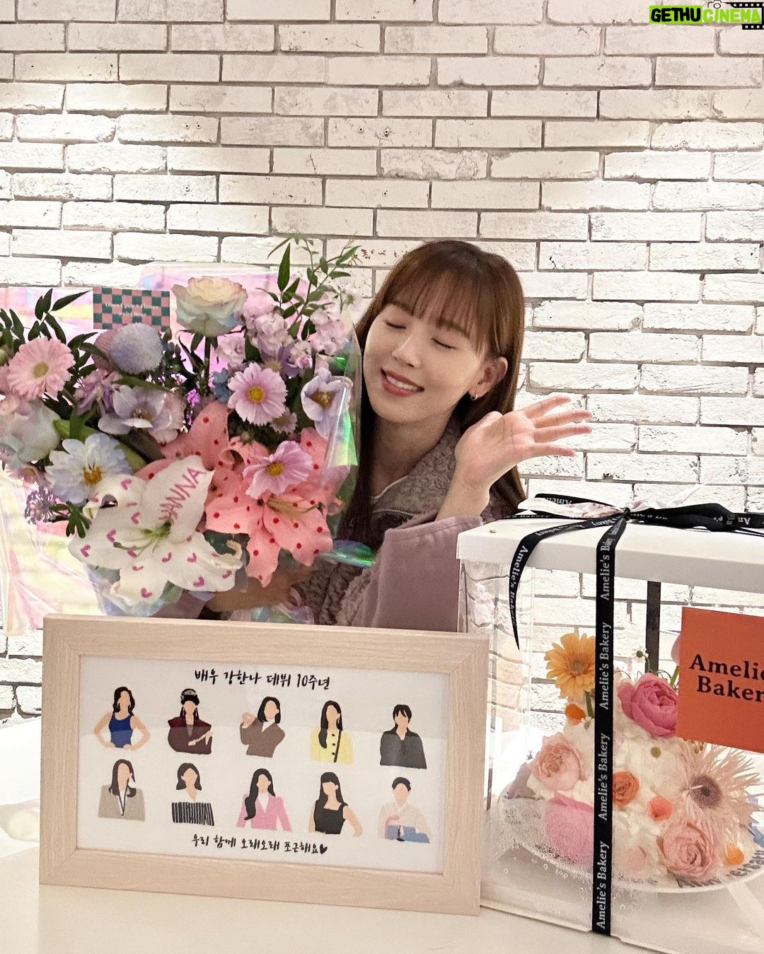 Kang Han-na Instagram - 내가 벌써 데뷔 10주년이라니🥹 드라마 마지막 촬영일에 받은 포근이들의 따뜻한 축하와 사랑 덕분에 앞으로 10년도 잘 해낼 수 있을 것 같아요🫶🏻 포근이들!!! 나랑 항상 함께 해줘서 너무 고맙고 사랑해요🩷🩵🧡💚💜
