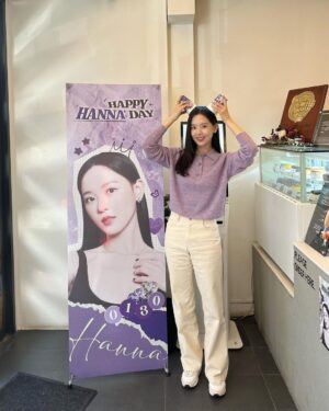 Kang Han-na Instagram - 포근이들과 함께 한 너무나도 신나고 행복했던 예쁜 생일카페🥳💜🎉

#포근이들센스매번감탄감동
#생일카페처음인데원래이렇게재밌어요?!
#세젤귀포근이들과 #0130함께🫶🏻