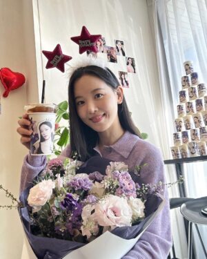 Kang Han-na Instagram - 포근이들과 함께 한 너무나도 신나고 행복했던 예쁜 생일카페🥳💜🎉

#포근이들센스매번감탄감동
#생일카페처음인데원래이렇게재밌어요?!
#세젤귀포근이들과 #0130함께🫶🏻
