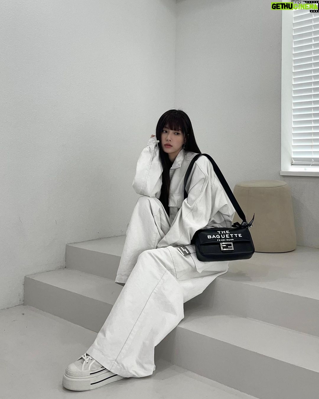Kang Hye-won Instagram - 🖤🤍🖤 #MarcJacobsXFendi @fendi @mrkimjones @silviaventurinifendi @delfinadelettrez @themarcjacobs
