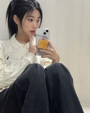 Kang Hye-won Instagram - 🤔🍞