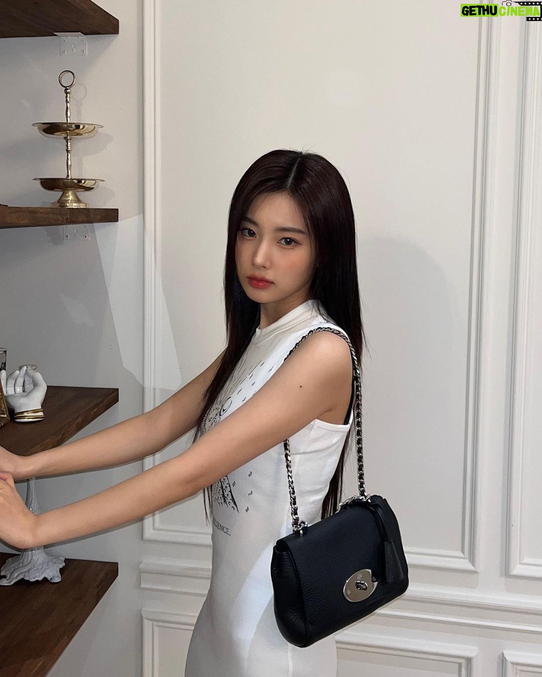 Kang Hye-won Instagram - #AD #MulberryLilyZero #MulberryMadeToLast