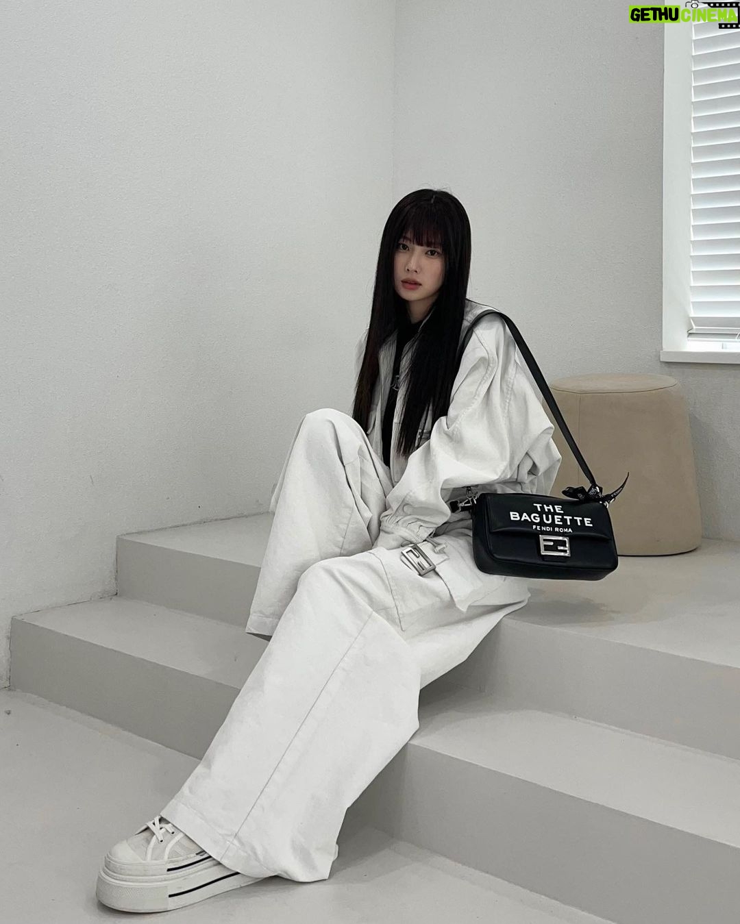 Kang Hye-won Instagram - 🖤🤍🖤 #MarcJacobsXFendi @fendi @mrkimjones @silviaventurinifendi @delfinadelettrez @themarcjacobs