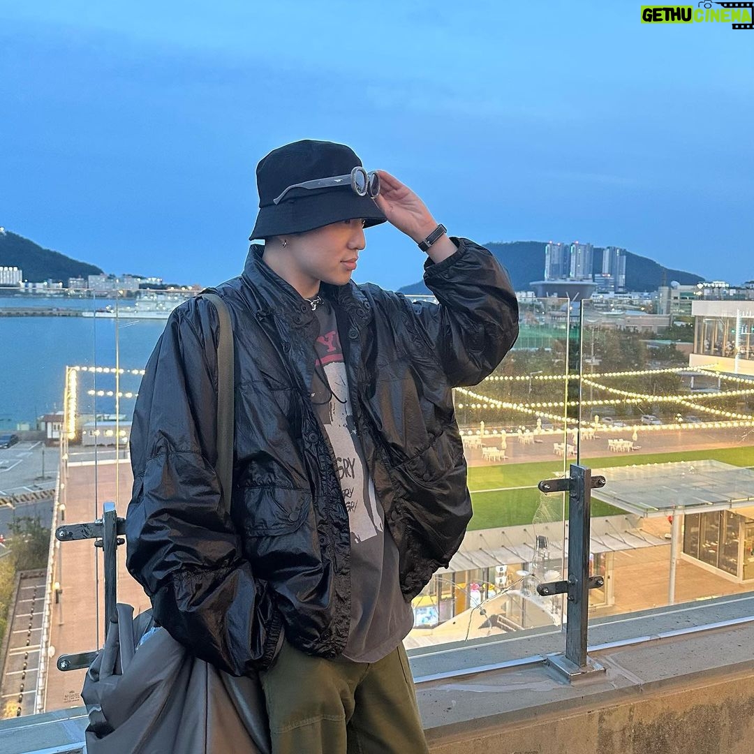 Kang Seung-yoon Instagram - 새로운 공간에서 보니 또 새로운 #하늘지붕_yooyeon in BUSAN