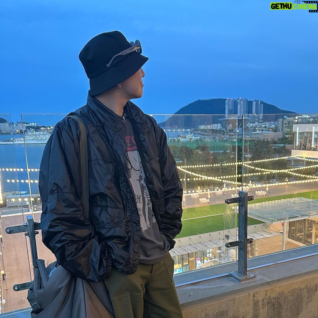 Kang Seung-yoon Instagram - 새로운 공간에서 보니 또 새로운 #하늘지붕_yooyeon in BUSAN
