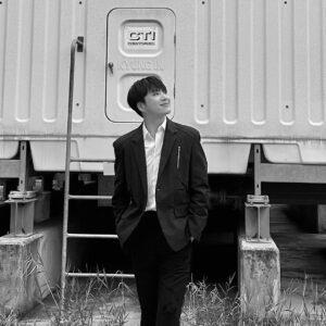 Kang Seung-yoon Instagram - 🎁4🫵🏻💙 at 9PM @winnercity youtube channel #skyroof