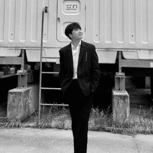 Kang Seung-yoon Instagram - 🎁4🫵🏻💙 at 9PM @winnercity youtube channel #skyroof